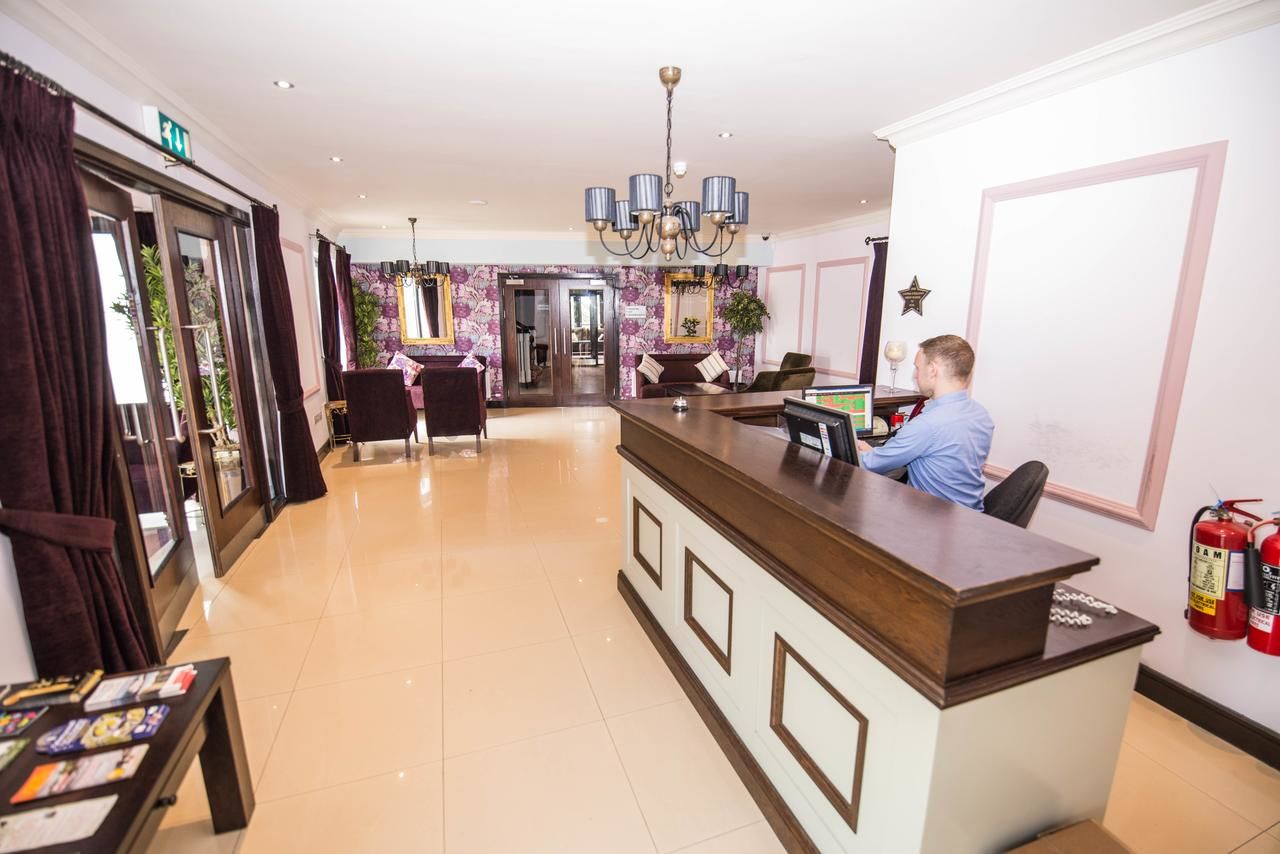 Отель Burren Atlantic Hotel & Holiday Village Балливон