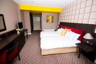 Отель Burren Atlantic Hotel & Holiday Village Балливон Улучшенный номер с кроватью размера «king-size»-1