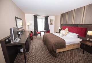 Отель Burren Atlantic Hotel & Holiday Village Балливон Улучшенный номер с кроватью размера «king-size»-8